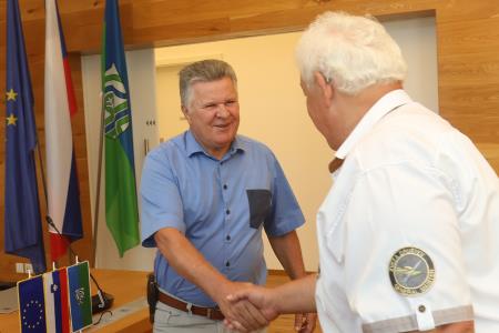 SPREJEM PRI ŽUPANU DAVID KAVČIČ IN  FRANC PERKO DRUŠTVO RUDOLFA MAISTRA 03 FOTO LJUBO VUKELIČ
